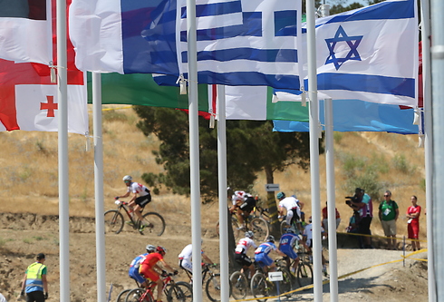 דגל ישראל מעל המסלול (צילום: אורן אהרוני) (צילום: אורן אהרוני)