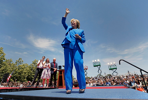 תיגרר שמאלה? המועמדת הדמוקרטית המובילה הילרי קלינטון (צילום: AP) (צילום: AP)