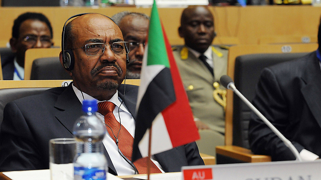 נשיא סודן, עומר אל-בשיר. נחת והמריא בלי בעיה (צילום: AFP) (צילום: AFP)