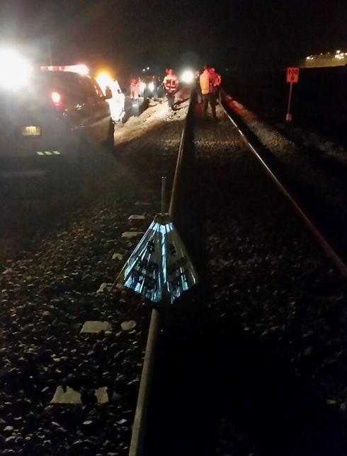 מסילת הרכבת שבה נהרג הנער שרכב על גמל (צילום: באדיבות מד"א) (צילום: באדיבות מד