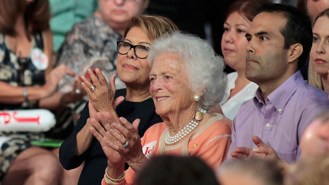 האם ברברה בוש והרעיה קולומבה בקהל (צילום: רויטרס) (צילום: רויטרס)