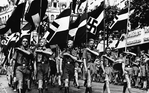 נערים גרמנים במצעד נאצי בברלין (1936) (צילום: AP) (צילום: AP)