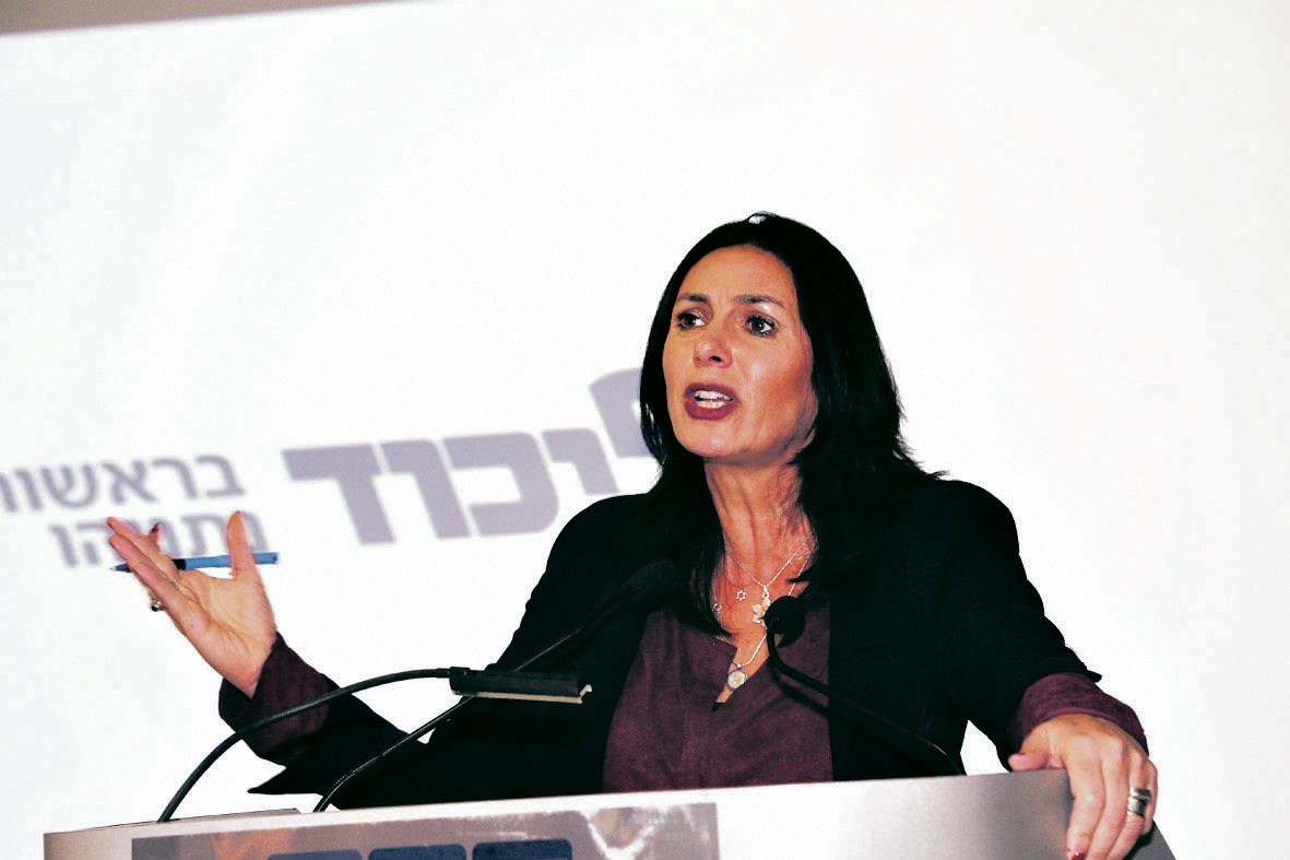 מירי רגב חברת כנסת ליכוד ב מסיבת עיתונאים של הליכוד ב בית סוקולוב ב דרישה ל חקירה של עמותת V15 ש קוראת להחלפת ה שלטון ב בחירות ה קרובות (יריב כץ) מירי רגב חברת כנסת ליכוד ב מסיבת עיתונאים של הליכוד ב בית סוקולוב ב דרישה ל חקירה של עמותת V15 ש קוראת להחלפת ה שלטון ב בחירות ה קרובות (יריב כץ)