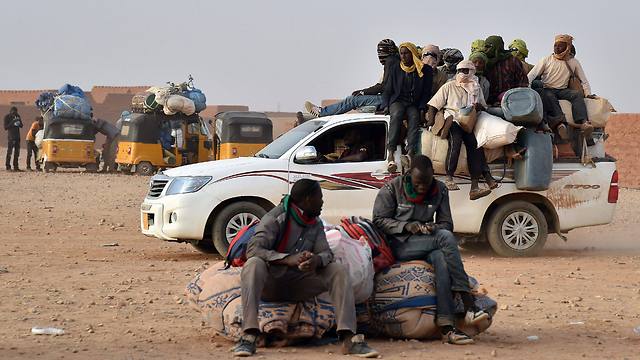 נקשרים למכוניות כדי לא ליפול (צילום: AFP) (צילום: AFP)