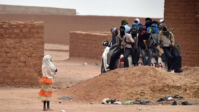 מהגרים במדבר סהרה בניז'ר, בדרך לאירופה (צילום: AFP) (צילום: AFP)