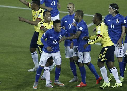 המהומה במשחק בין ברזיל לקולומביה (צילום: AP) (צילום: AP)