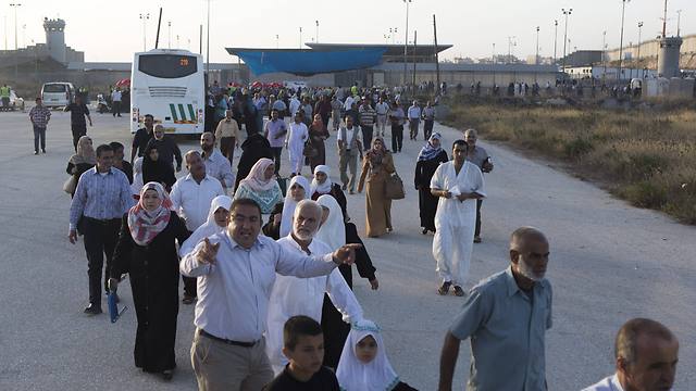 Busses shuttle Palestinians from Atarot airport to Al Aqsa for Ramadan (Photo:EPA)