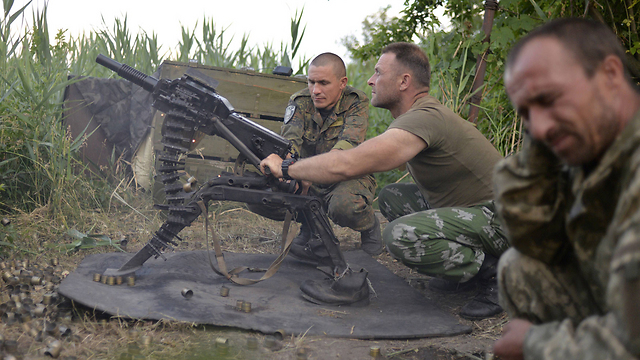 חיילים אוקראינים בחזית. דינמו קייב שולחת להם ציוד (צילום: AFP) (צילום: AFP)