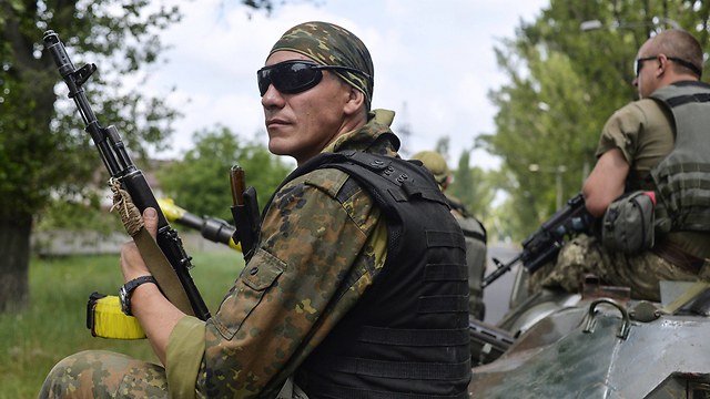 חייל אוקראיני. פוטין מאשים את המערב בגרירת מדינתו לשם (צילום: AFP) (צילום: AFP)