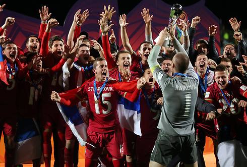 שחקני נבחרת סרביה מניפים גביע באקסטזה (צילום: AFP) (צילום: AFP)