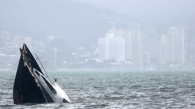 הוריקן "קרלוס" הכה באזור מכסיקו וגרם לטביעת יאכטה לחופי העיר אקפולקו (צילום: AFP) (צילום: AFP)