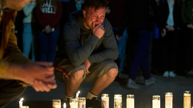 חמישה סטודנטים אירים וחברתם האמריקנית נהרגו כשהמרפסת שבה חגגו יום הולדת התמוטטה בסמוך לאוניברסיטת ברקלי בקליפורניה. בעקבות האירוע הטרגי הקימו תושבים מקומיים אתר הנצחה והדליקו נרות לזכר ההרוגים (צילום: AP) (צילום: AP)
