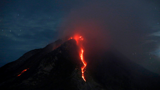 אפר ולבה נפלטים מהר הגעש סינבונג באינדונזיה (צילום: רויטרס) (צילום: רויטרס)