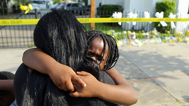 בארה"ב מתקשים לעכל את הטבח הנורא בכנסייה השחורה בעיר צ'רלסטון שבדרום קרוליינה. בפיגוע הירי נרצחו תשעה בני אדם (צילום: AP) (צילום: AP)