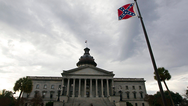 דגל הקונפדרציה מתנוסס מעל בניין הקפיטול (צילום: רויטרס) (צילום: רויטרס)