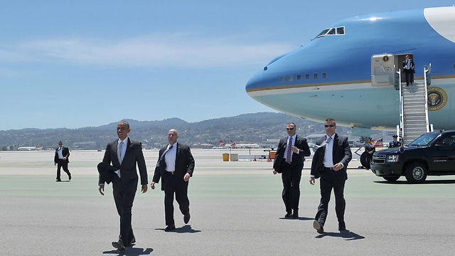 תקף שוב את היד הקלה על ההדק בארה"ב. אובמה נוחת בסן פרנסיסקו (צילום: AFP) (צילום: AFP)
