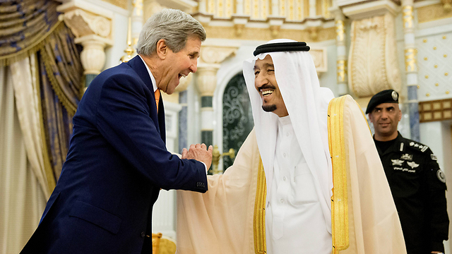 מזכיר המדינה האמריקני ג'ון קרי ומלך סעודיה סלמאן בן עבד אל-עזיז (צילום: AP) (צילום: AP)