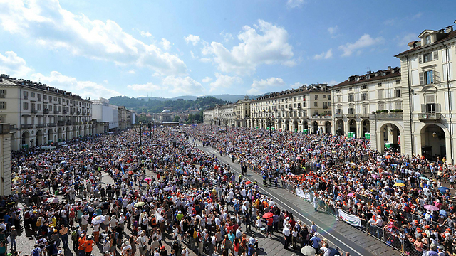ההמונים מחכים לאפיפיור בצפון איטליה (צילום: EPA) (צילום: EPA)