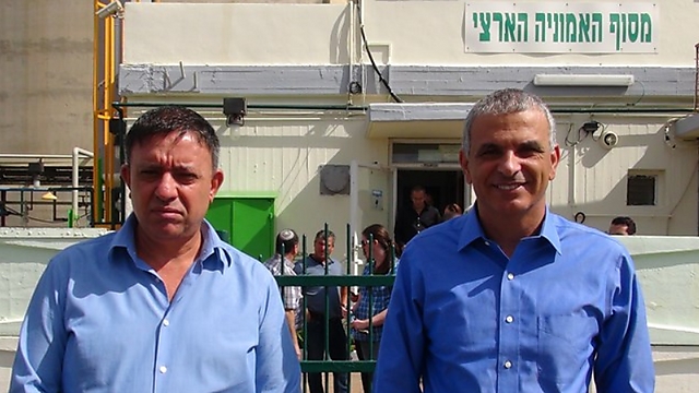 גבאי עם שר האוצר משה כחלון ליד מפעל האמוניה בחיפה (צילום: ג'ורג' גינסברג) (צילום: ג'ורג' גינסברג)