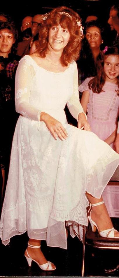 אמא של רונית מציגה: השמלה המקורית (צילום: אילן מור  ) (צילום: אילן מור  )