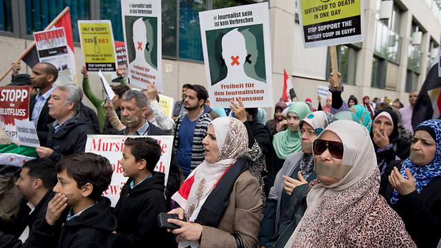 הפגנה מול בית משפט בברלין למען שחרור העיתונאי אחמד מנסור מאל-ג'זירה שמבוקש במצרים (צילום: AP) (צילום: AP)