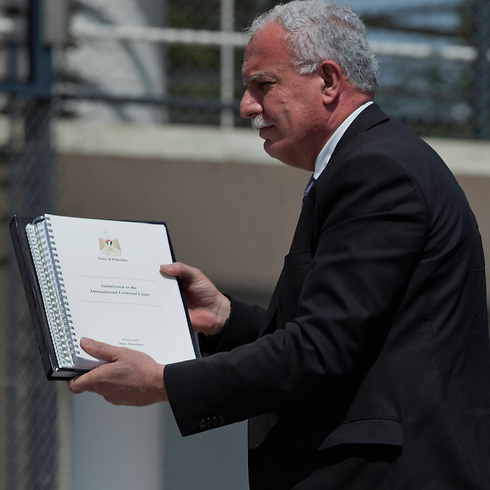 הגשת המסמכים הפלסטיניים להאג לפני שלושה שבועות (צילום: AP) (צילום: AP)