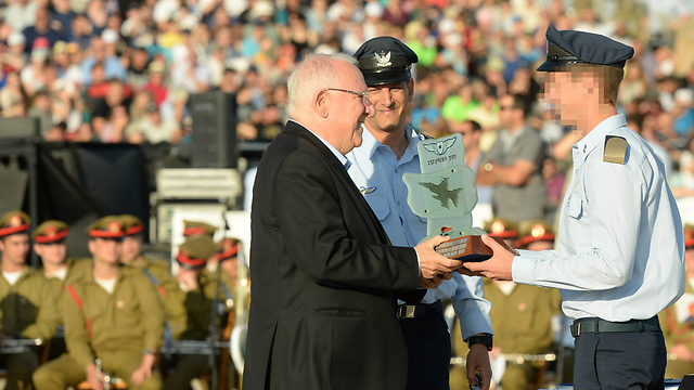 R recieving his award from President Rivlin (Photo: Kobi Gidon)