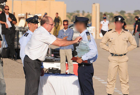 Moshe Ya'alon at the pilot's ceremony. (Photo: Herzl Yosef) (Photo: Herzl Yosef)