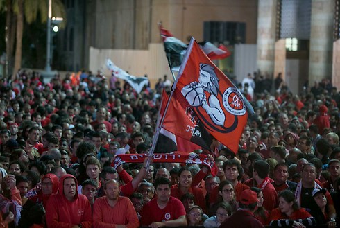 ההמונים צבעו את הכיכר באדום (צילום: אוהד צויגנברג) (צילום: אוהד צויגנברג)