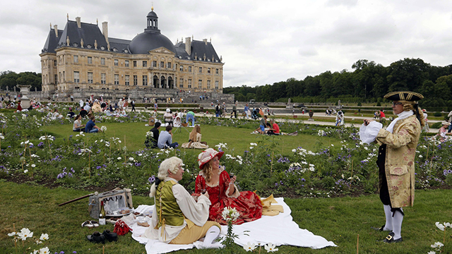 אנשים לבושים בבגדים מהמאה ה-17 עורכים פיקניק בשאטו וו-לה-ויקונט במנסי, צרפת (צילום: AFP) (צילום: AFP)