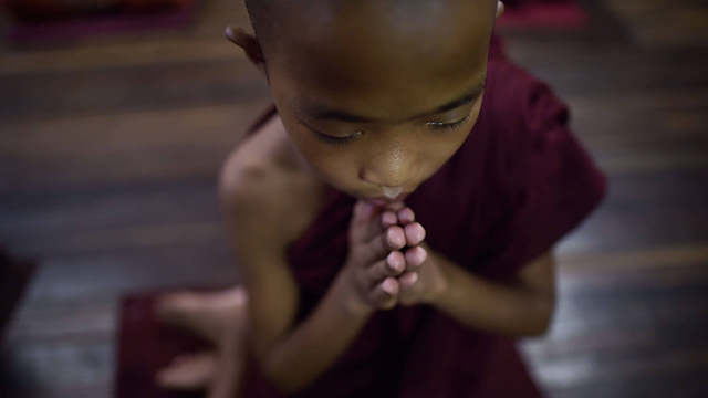 נזיר בודהיסטי במנזר בפאתי יאנגון, מיאנמר (צילום: AFP) (צילום: AFP)