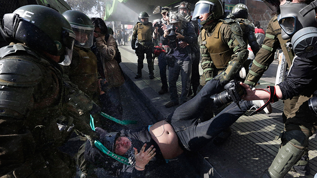 בסנטיאגו, בירת צ'ילה, הפגינו סטודנטים ומרצים ודרשו שכר טוב יותר ומעורבות ברפורמת החינוך של הממשלה. המחאה הסתיימה בעימותים אלימים בין מפגינים לבין שוטרים (צילום: AP) (צילום: AP)