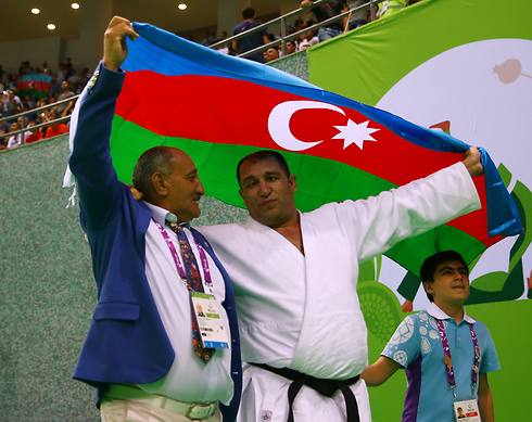 זאקייב עם דגל אזרבייג'ן. הג'ודוקא הראשון שייצג את המדינה (צילום: gettyimages) (צילום: gettyimages)