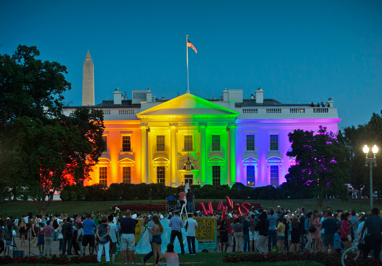 הבית הלבן נצבע בצבעי הגאווה לאחר שאושרו נישואים חד-מיניים (צילום: AP) (צילום: AP)