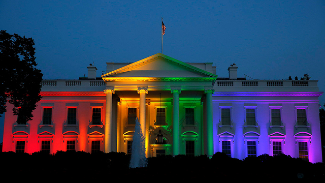 הבית הלבן מואר בצבעי דגל הגאווה (צילום: רויטרס) (צילום: רויטרס)