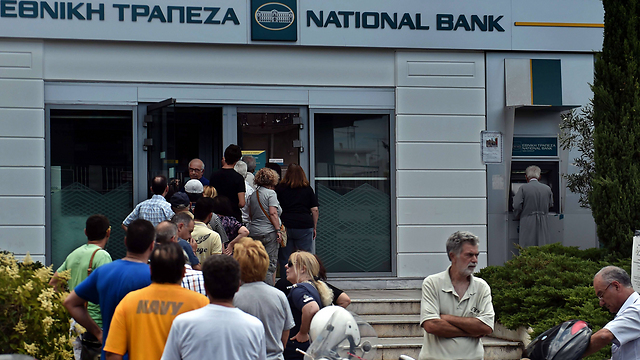 התורים הארוכים לכספומטים בבנקים היווניים (צילום: AFP) (צילום: AFP)