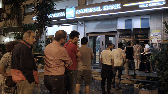 האזרחים מסתערים על כספומטים ביוון (צילום: EPA) (צילום: EPA)