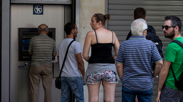 תורים למשיכת כסף מכספומטים באתונה (צילום: רויטרס) (צילום: רויטרס)