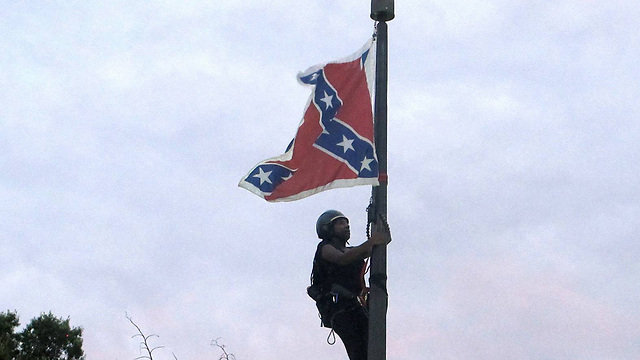 מחזירים את הדגל לראש התורן (צילום: AP) (צילום: AP)