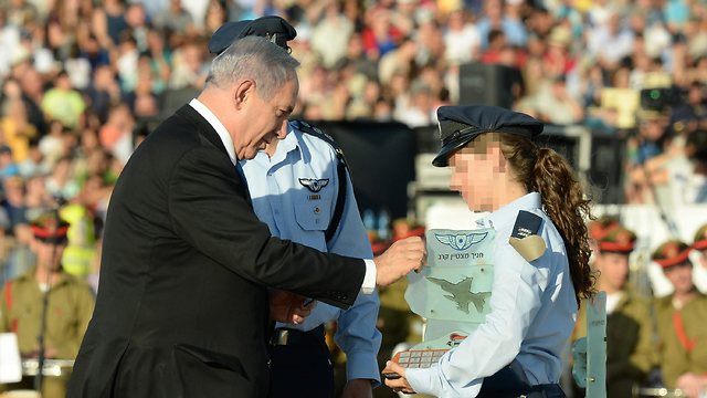 N' recieved her outstanding award from the PM (Photo: Kobi Gidon)