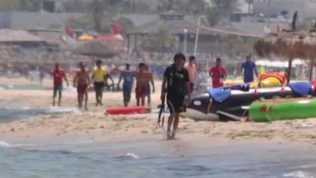 המחבל מסתובב עם הנשק במהלך מתקפת הטרור בחוף בתוניסיה בשנה שעברה ()