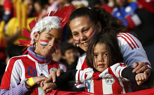 משפחה פרגוואית מעודדת את הנבחרת (צילום: רויטרס) (צילום: רויטרס)