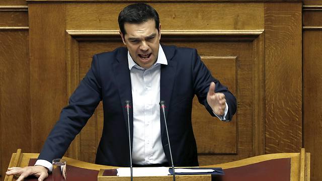 ראש ממשלת יוון, אלכסיס ציפראס, בדיון בפרלמנט על משאל העם (צילום: AP) (צילום: AP)