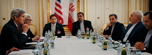 עובדים על הסכם סופי. מזכיר המדינה האמריקני קרי (משמאל) ועמיתו האיראני זריף (צילום: רויטרס) (צילום: רויטרס)