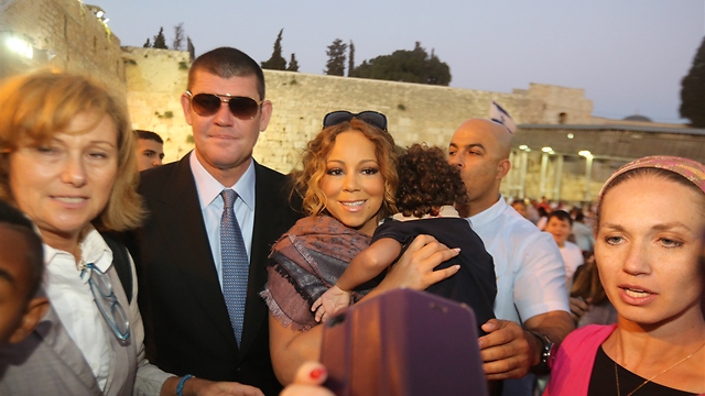 Carey during her previous visit to Israel, at the Western Wall (Photo: Gil Yohanan)