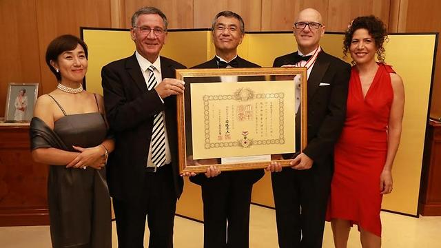 שגריר יפן בישראל מעניק לד"ר רוני בורנשטיין את העיטור היפני (צילום: רועי בן שירה ) (צילום: רועי בן שירה )