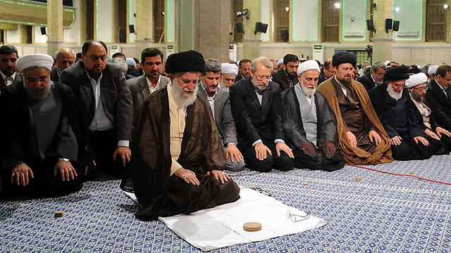 בעל המילה האחרונה בכל סוגיה באיראן. חמינאי בעת תפילה והנשיא רוחאני לשמאלו (צילום: AFP) (צילום: AFP)