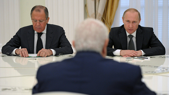 פוטין ושר החוץ הרוסי לברוב בפגישה במוסקבה עם שר החוץ הסורי אל-מועלם (צילום: EPA) (צילום: EPA)