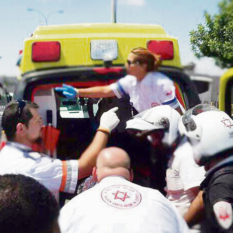 צוות מד"א מפנה את החיילת הפצועה לבית־החולים, אתמול | צילום: דוברות מד"א (קרדיט ידיעות אחרונות)