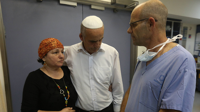 Malachi Rosenfeld's parents Sarah and Eliezer at the hospital (Photo: Gil Yohanan)